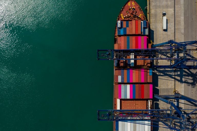 Bir konteyner gemisinin depoladığı ve taşıdığı yakıt…