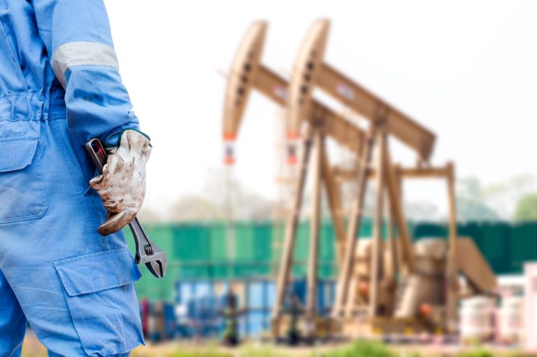 Petrol, güçlü dolar ve bol arzın etkisiyle aylık %3’lük bir düşüşe doğru gidiyor